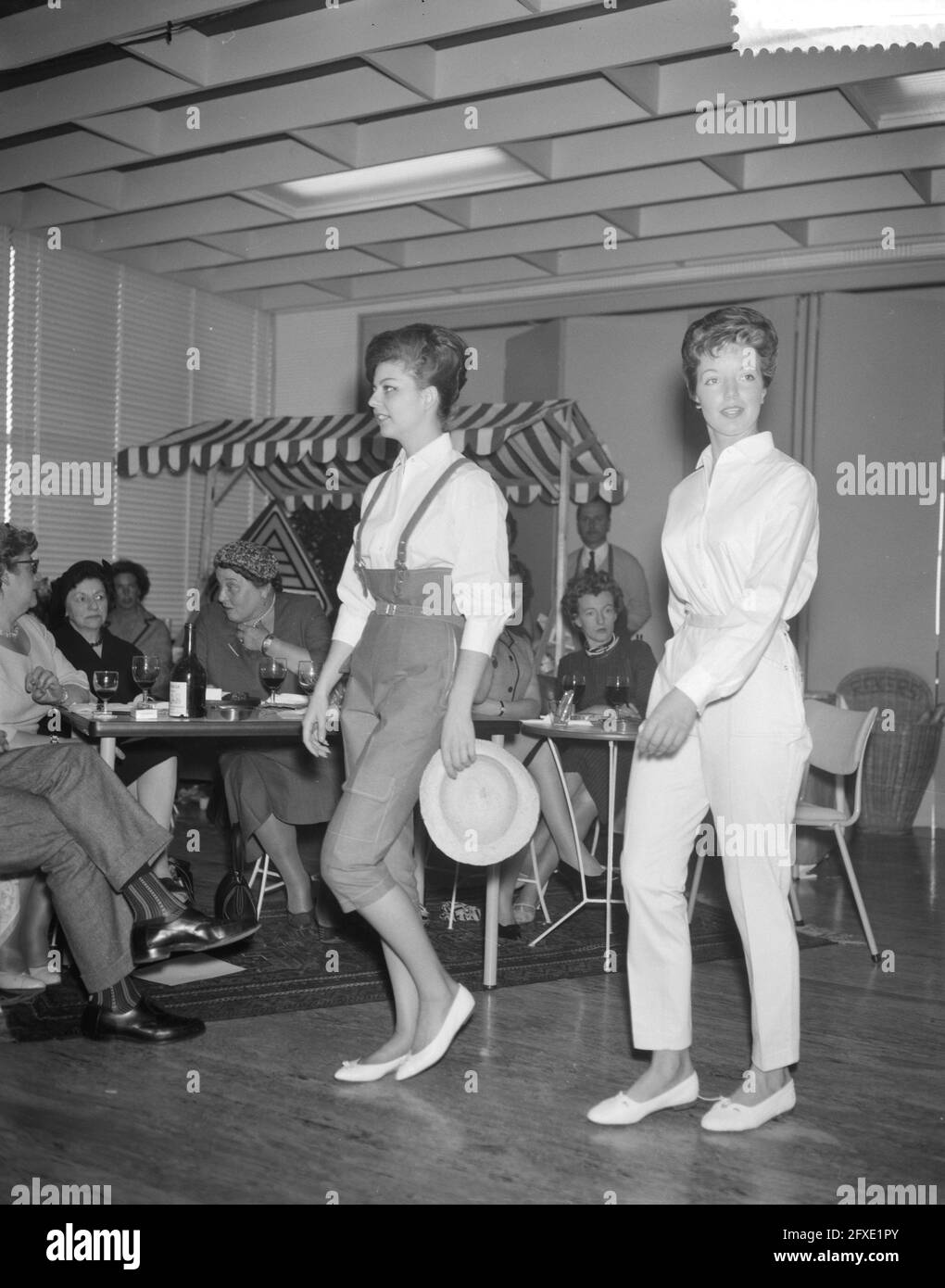 Salon de mode Sturkami dans le bâtiment Renault à Amsterdam, 23 mars 1960, pays-Bas, agence de presse du XXe siècle photo, news to Remember, documentaire, photographie historique 1945-1990, histoires visuelles, L'histoire humaine du XXe siècle, immortaliser des moments dans le temps Banque D'Images