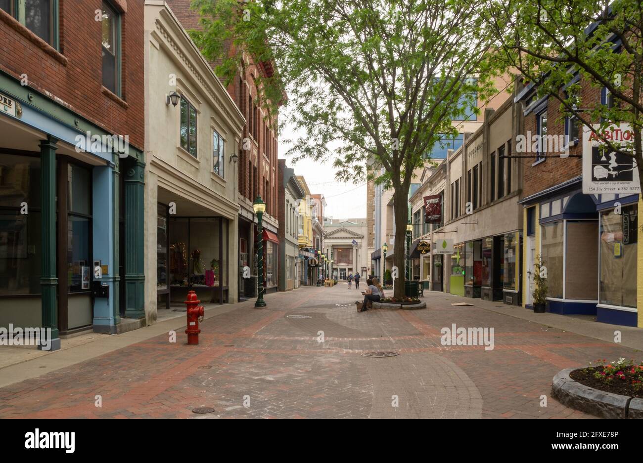 Schenectady, NY - USA - 22 mai 2021 : vue sur le paysage de la galerie marchande piétonne de Jay Street, bordée de boutiques de spécialités pittoresques, de boutiques, de galeries et d'ea Banque D'Images