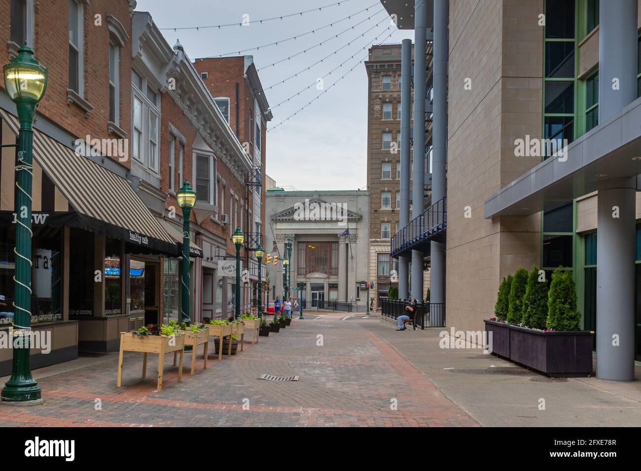 Schenectady, NY - USA - 22 mai 2021 : vue sur le paysage de la galerie marchande piétonne de Jay Street, bordée de boutiques de spécialités pittoresques, de boutiques, de galeries et d'ea Banque D'Images