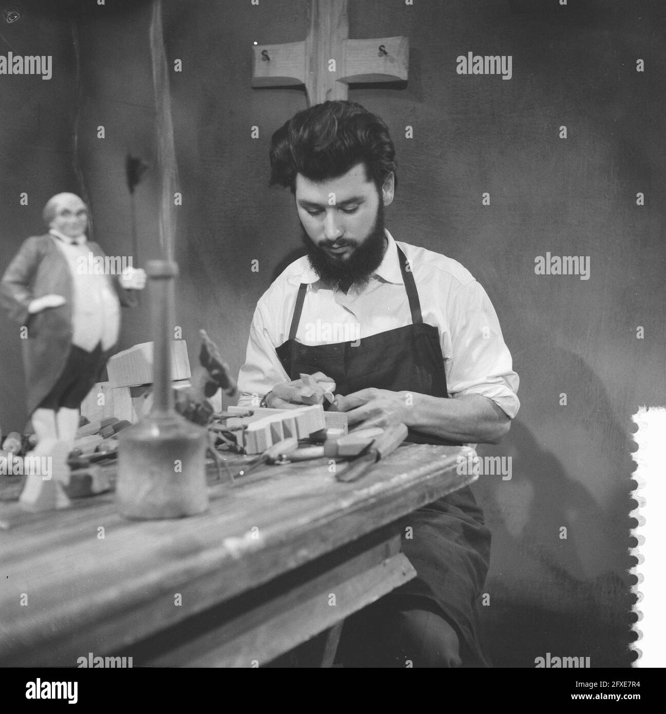 Programme de télévision centré autour de la chanteuse Bruce Lowe; Paul Kopf, résident d'Oberammergan, fait une démonstration de coupe de bois, 30 décembre 1959, BOIS, PROGRAMMES DE TÉLÉVISION, Démonstrations, pays-Bas, Agence de presse du XXe siècle photo, nouvelles à retenir, documentaire, photographie historique 1945-1990, histoires visuelles, L'histoire humaine du XXe siècle, immortaliser des moments dans le temps Banque D'Images