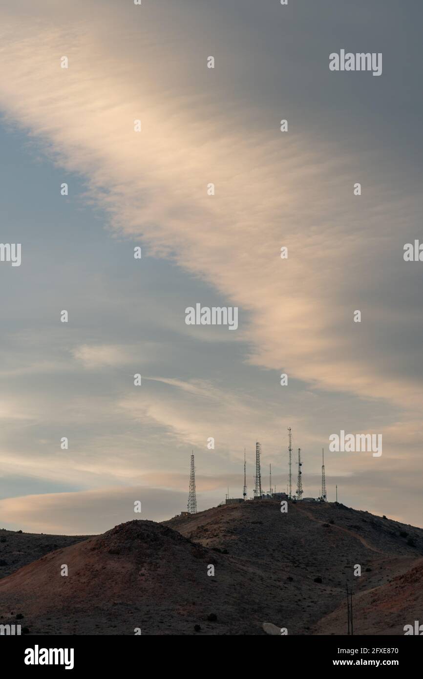 Vue verticale des antennes TV et des tours de transmission radio sur une  colline Photo Stock - Alamy