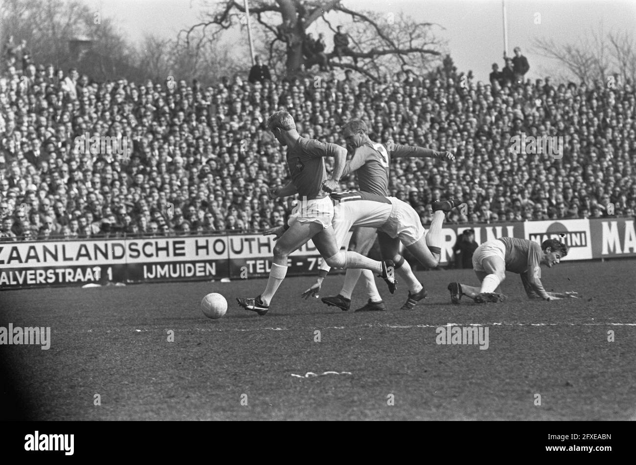 Telstar contre Ajax 0-3, Piet Keizer tente de briser, 9 avril 1967, sports, football, Pays-Bas, Agence de presse du XXe siècle photo, nouvelles à retenir, documentaire, photographie historique 1945-1990, histoires visuelles, L'histoire humaine du XXe siècle, immortaliser des moments dans le temps Banque D'Images