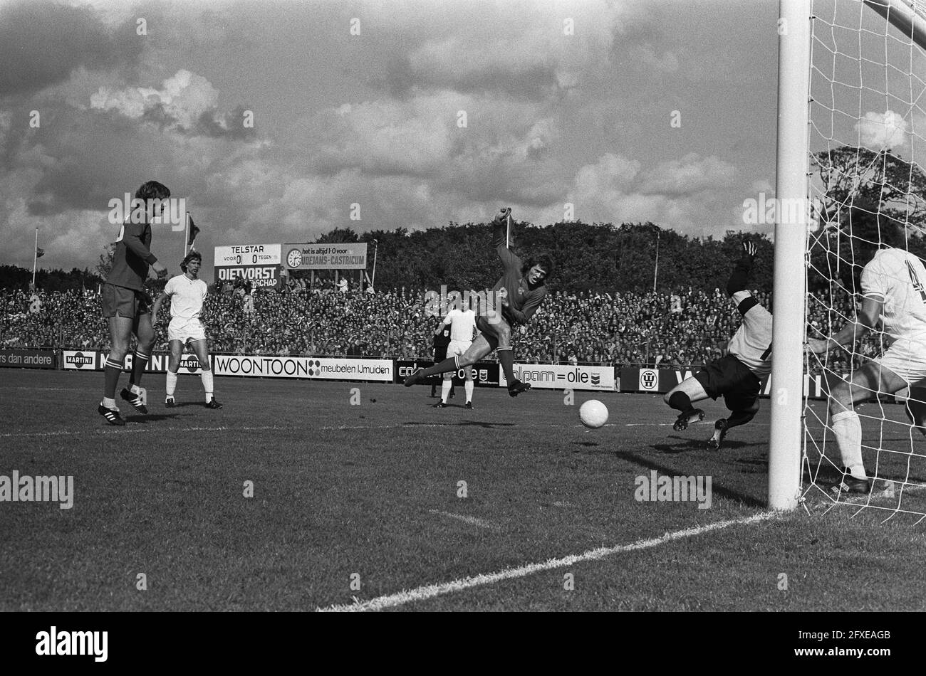 Telstar contre Ajax 1-4, Arie Haan marque le 1er but, 22 septembre 1974, sports, football, Pays-Bas, Agence de presse du XXe siècle photo, nouvelles à retenir, documentaire, photographie historique 1945-1990, histoires visuelles, L'histoire humaine du XXe siècle, immortaliser des moments dans le temps Banque D'Images