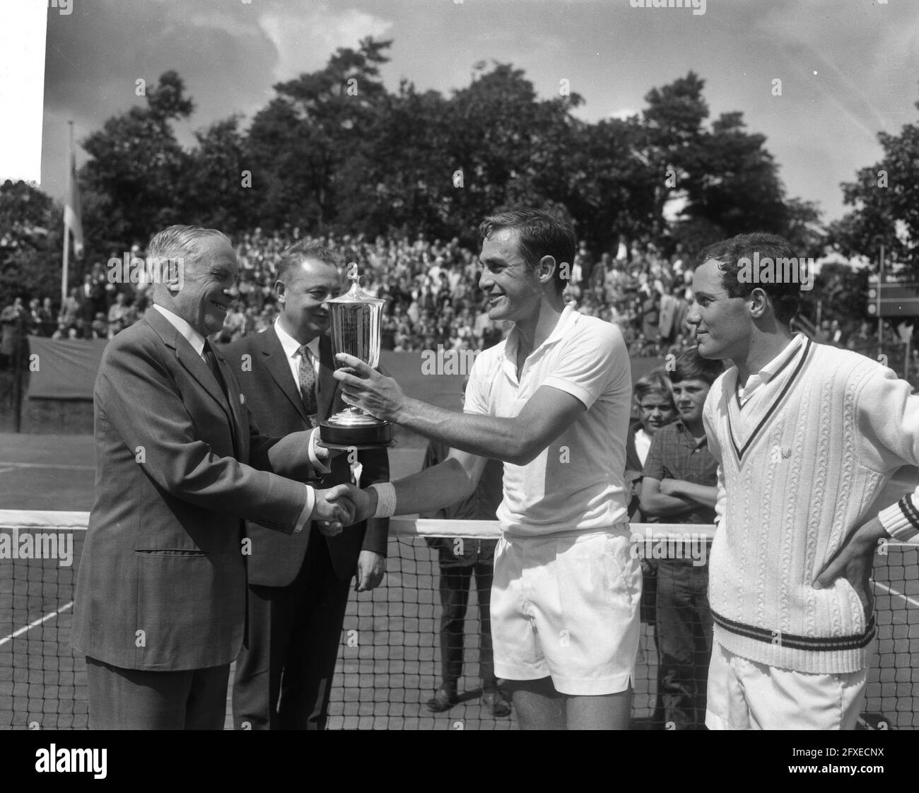 Tennis à Hilversum, John Newcombe reçoit la coupe, 25 juillet 1965, TENNIS, coupes, Pays-Bas, Agence de presse du XXe siècle photo, nouvelles à retenir, documentaire, photographie historique 1945-1990, histoires visuelles, L'histoire humaine du XXe siècle, immortaliser des moments dans le temps Banque D'Images