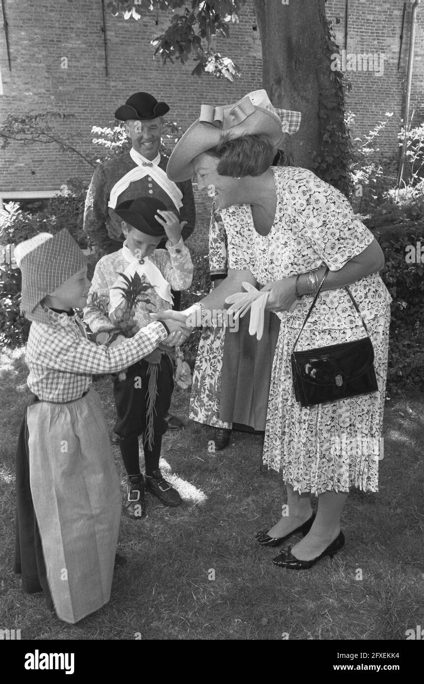 La reine Beatrix effectue une visite régionale en Frise et reçoit un bouquet d'enfants en costume traditionnel, 20 juin 1989, visites, bouquets, Costumes, reines, pays-Bas, agence de presse du XXe siècle photo, news to remember, documentaire, photographie historique 1945-1990, histoires visuelles, L'histoire humaine du XXe siècle, immortaliser des moments dans le temps Banque D'Images