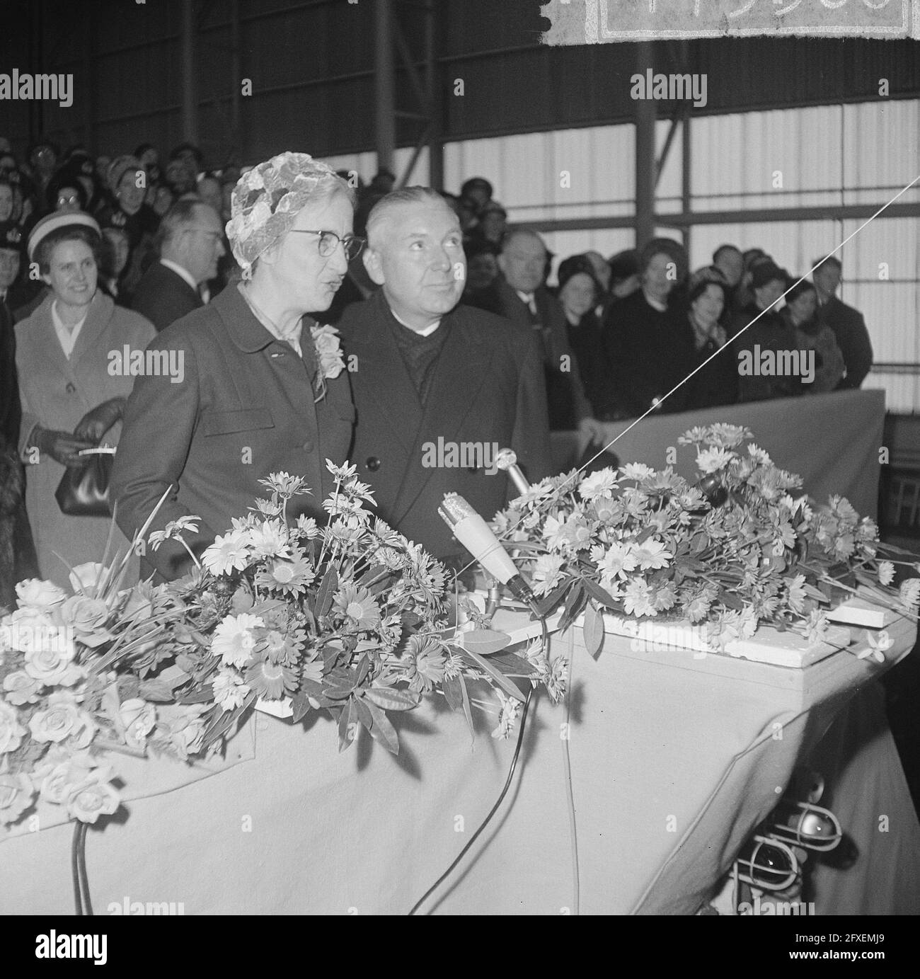 Lancement de la cachalote sous-marine lors du lancement de Mme G. J. H. de Jong Bartels et ir. P. Wilton (directeur du chantier naval), 12 janvier 1965, directeurs, marine, Construction navale, lancement, chantiers navals, pays-Bas, Agence de presse du XXe siècle photo, nouvelles à retenir, documentaire, photographie historique 1945-1990, histoires visuelles, L'histoire humaine du XXe siècle, immortaliser des moments dans le temps Banque D'Images