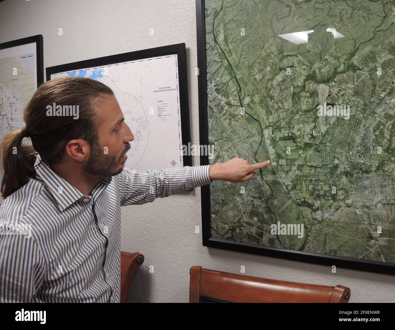 Del Rio, États-Unis. 12 mai 2021. Bruno Lozano, maire démocrate de la ville frontalière des États-Unis, indique un endroit sur une vue aérienne de la région frontalière où se trouve sa ville. (À dpa: 'La zone problématique de Bidens') crédit: Lena Klimkeit/dpa/Alay Live News Banque D'Images