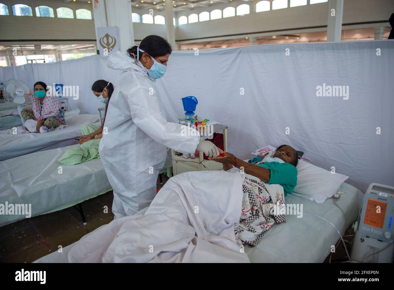 New Delhi, Inde. 26 mai 2021. Un travailleur de la santé portant un équipement de protection individuelle (EPI) dans le centre d'isolement et de traitement médical Covid-19 de Sri Guru Tegh Bahadar, à Guru Rakab Ganj Sahib. Delhi Sikh Gurdwara Comité de gestion dirigez un centre de soins Covid-19 avec l'aide de l'organisation internationale des droits de l'homme et du gouvernement de Delhi. Le 26 mai 2021 24, 95,591 cas actifs ont été enregistrés en Inde selon le site Web du ministère de la Santé. (Photo de Pradeep Gaur/SOPA Images/Sipa USA) crédit: SIPA USA/Alay Live News Banque D'Images