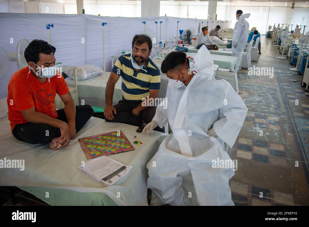 New Delhi, Inde. 26 mai 2021. Des patients et un agent de santé ont vu jouer au ludo traditionnel indien au Sri Guru Tegh Bahadar Covid-19 Medical isolation & Treatment Centre, à Gurdwara Rakab Ganj Sahib. Delhi Sikh Gurdwara Comité de gestion dirigez un centre de soins Covid-19 avec l'aide de l'organisation internationale des droits de l'homme et du gouvernement de Delhi. Le 26 mai 2021 24, 95,591 cas actifs ont été enregistrés en Inde selon le site Web du ministère de la Santé. (Photo de Pradeep Gaur/SOPA Images/Sipa USA) crédit: SIPA USA/Alay Live News Banque D'Images