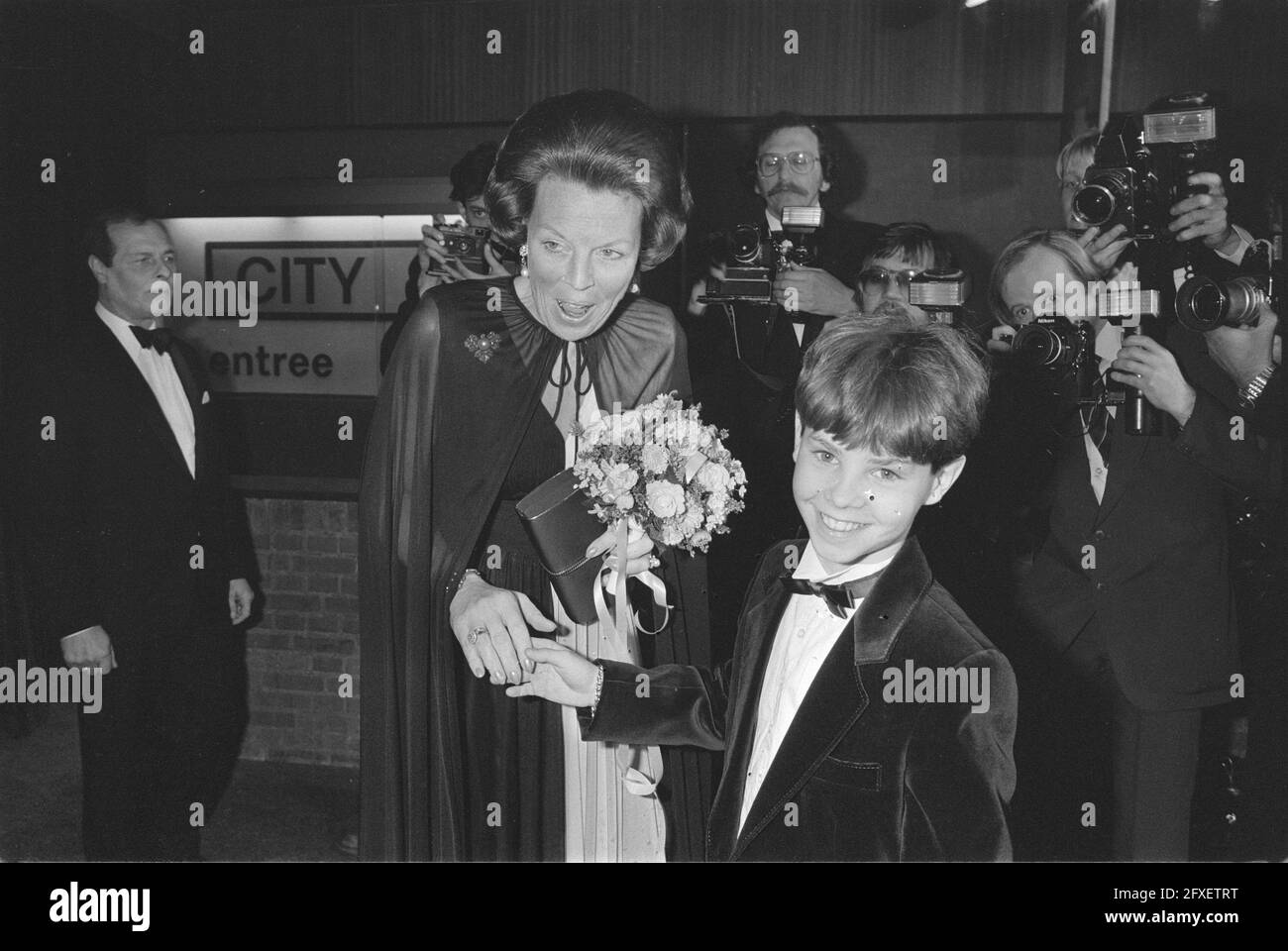 La reine Beatrix a reçu des fleurs de l'acteur principal Danny de Munk (Ciske), 27 mars 1984, fleurs, films, queens, premières, pays-Bas, agence de presse du XXe siècle photo, news to remember, documentaire, photographie historique 1945-1990, histoires visuelles, L'histoire humaine du XXe siècle, immortaliser des moments dans le temps Banque D'Images