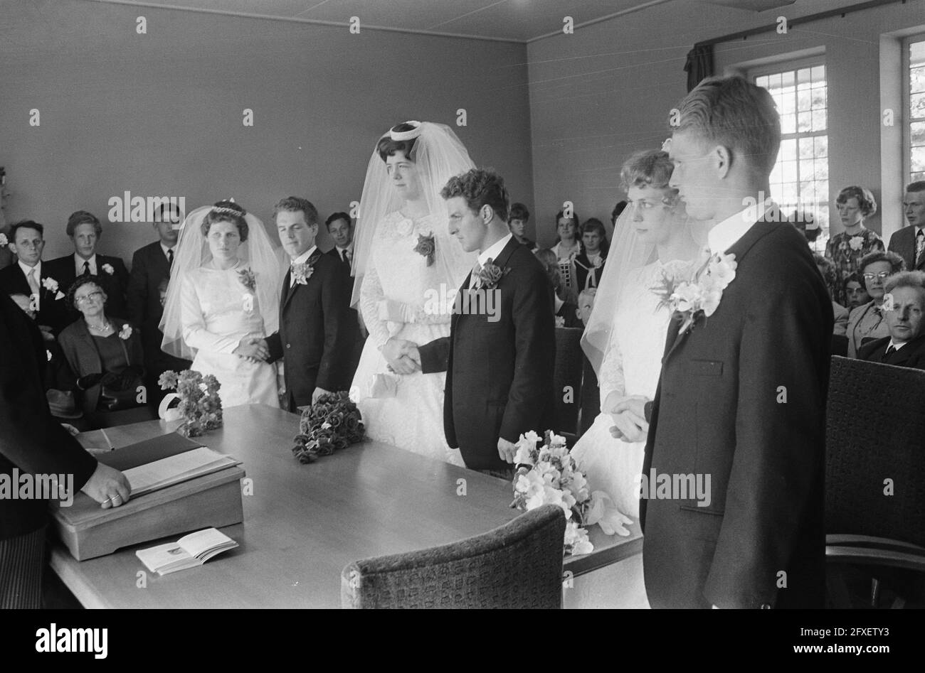 Tjitske et Folkje de Vries (anciens jumeaux siamois au mariage de trois  frères, cérémonie de mariage, 28 avril 1966, cérémonies de mariage,  Jumeaux, pays-Bas, Agence de presse du XXe siècle photo, nouvelles