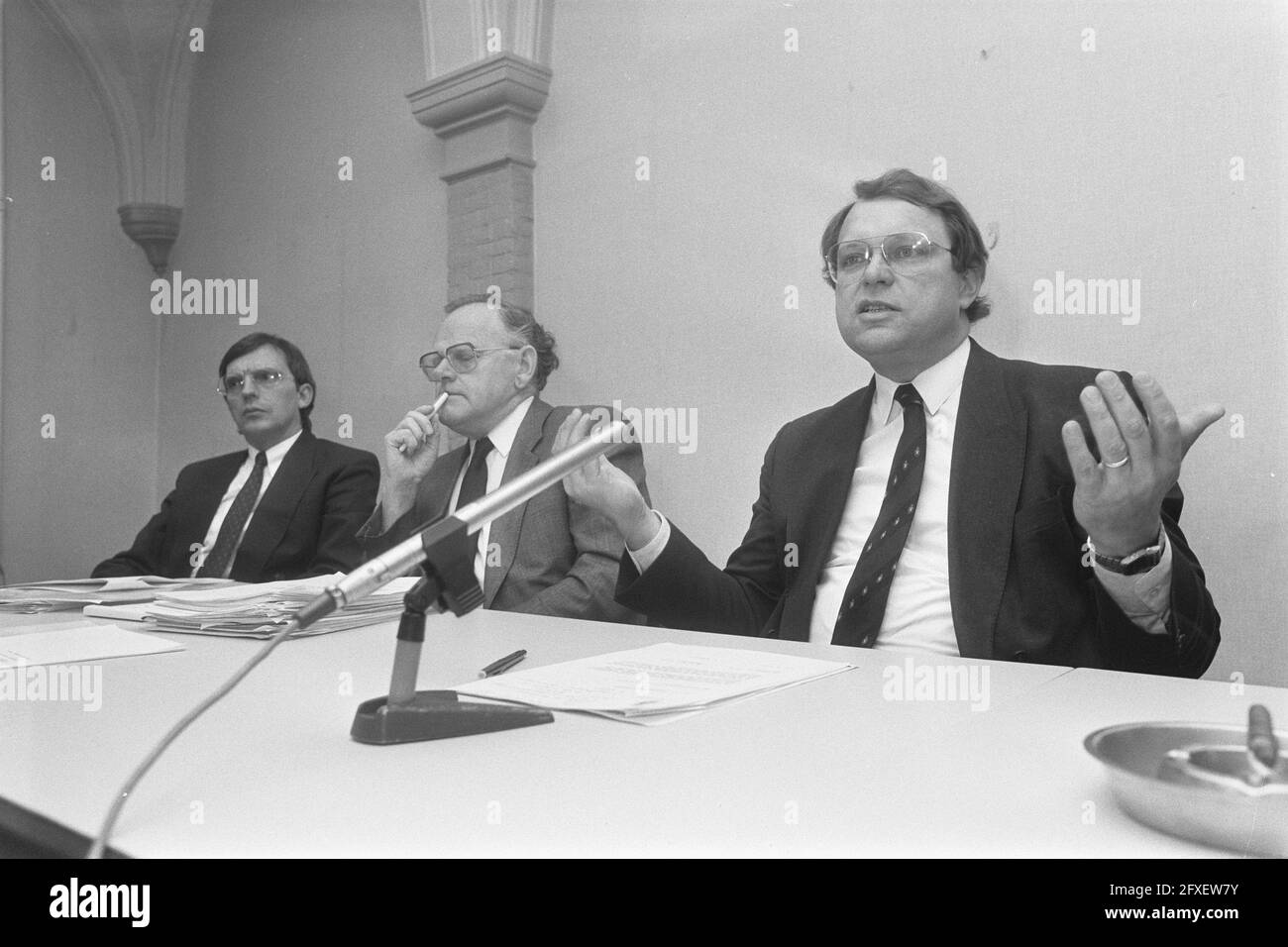 Explication des activités de la commission d'enquête parlementaire sur les subventions à la construction par le président Klaas de Vries (r), Left Van Rey, Middle Weyers, 18 février 1987, Réunions, présidents, pays-Bas, Agence de presse du XXe siècle photo, nouvelles à retenir, documentaire, photographie historique 1945-1990, histoires visuelles, L'histoire humaine du XXe siècle, immortaliser des moments dans le temps Banque D'Images