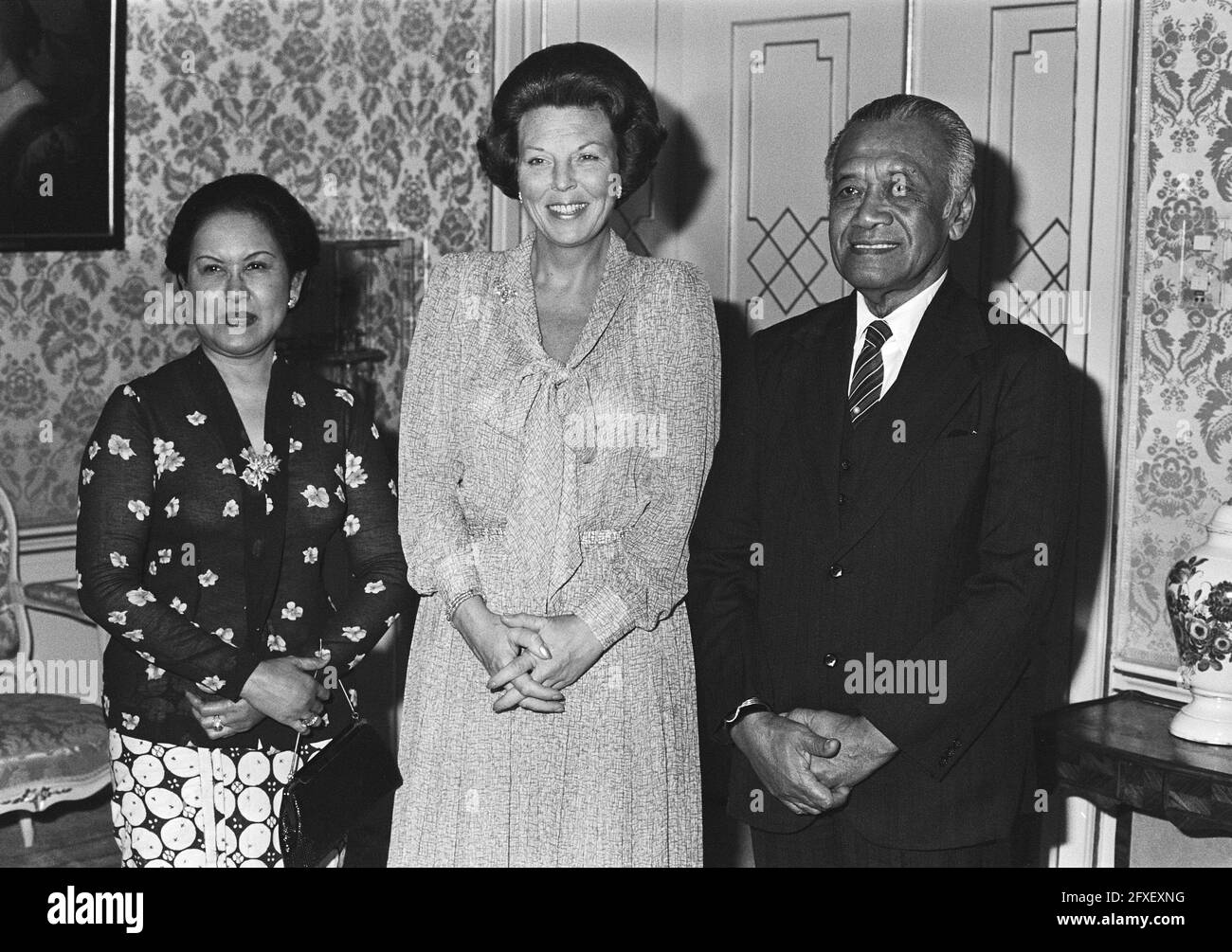 La reine Beatrix reçoit le Sultan de Djokja, Hamengko Buwono à Paleis huis Ten Bosch, Beatrix avec Sultan et son conjoint, 29 octobre 1984, SULTANS, queens, Réceptions, palais, pays-Bas, Agence de presse du XXe siècle photo, nouvelles à retenir, documentaire, photographie historique 1945-1990, histoires visuelles, L'histoire humaine du XXe siècle, immortaliser des moments dans le temps Banque D'Images