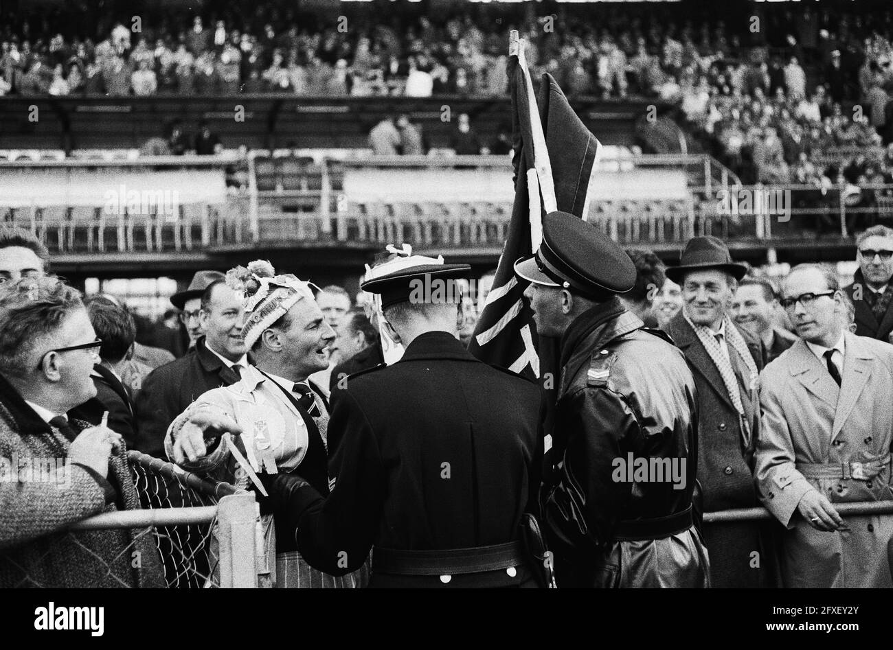 Tottenham Hotspurs contre l'Atletico Madrid 5-1. Supporters Spurs, 15 mai 1963, SUPPORTERS, sports, Football, pays-Bas, Agence de presse du XXe siècle photo, nouvelles à retenir, documentaire, photographie historique 1945-1990, histoires visuelles, L'histoire humaine du XXe siècle, immortaliser des moments dans le temps Banque D'Images