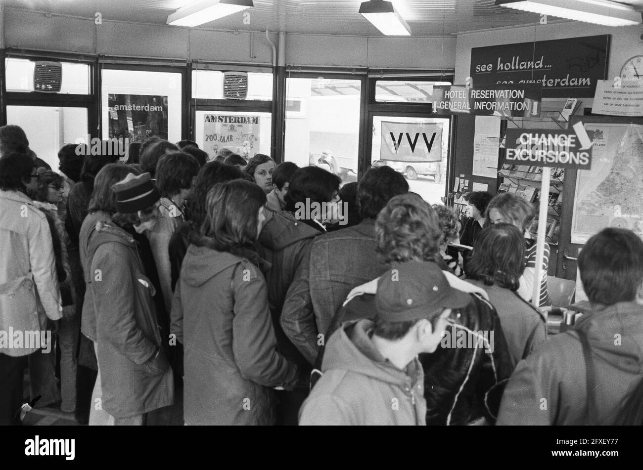 Les foules touristiques week-end de Pâques Amsterdam; les foules à l'office du tourisme, 28 mars 1975, pays-Bas, agence de presse du XXe siècle photo, news to remember, documentaire, photographie historique 1945-1990, histoires visuelles, L'histoire humaine du XXe siècle, immortaliser des moments dans le temps Banque D'Images