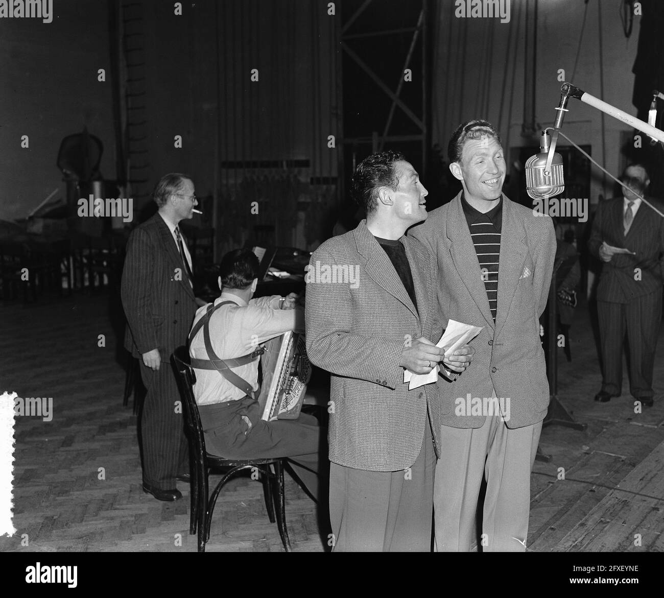 Tour de France les cavaliers Henk Faanhof et hein van Breenen chantent pour des disques pour la campagne de tuiles du Fonds de la Reine Wilhemina, 2 juillet 1954, enregistrements musicaux, cyclistes, Pays-Bas, Agence de presse du XXe siècle photo, nouvelles à retenir, documentaire, photographie historique 1945-1990, histoires visuelles, L'histoire humaine du XXe siècle, immortaliser des moments dans le temps Banque D'Images