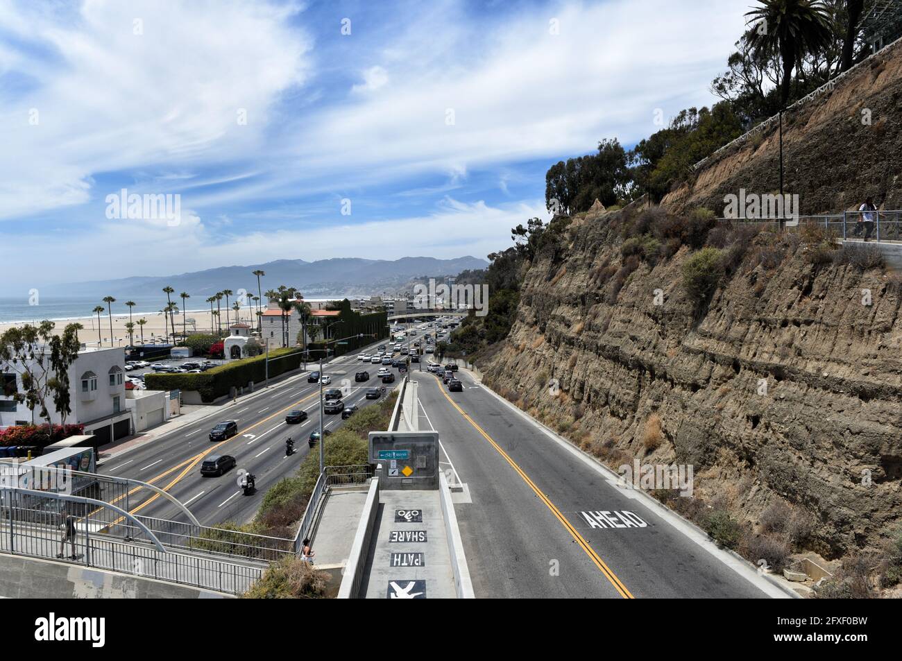 SANTA MONICA, CALIFORNIE - 25 MAI 2021 : California Incline, une rue vitale de Santa Monica, reliant la Pacific Coast Highway à Ocean Avenue et CA Banque D'Images