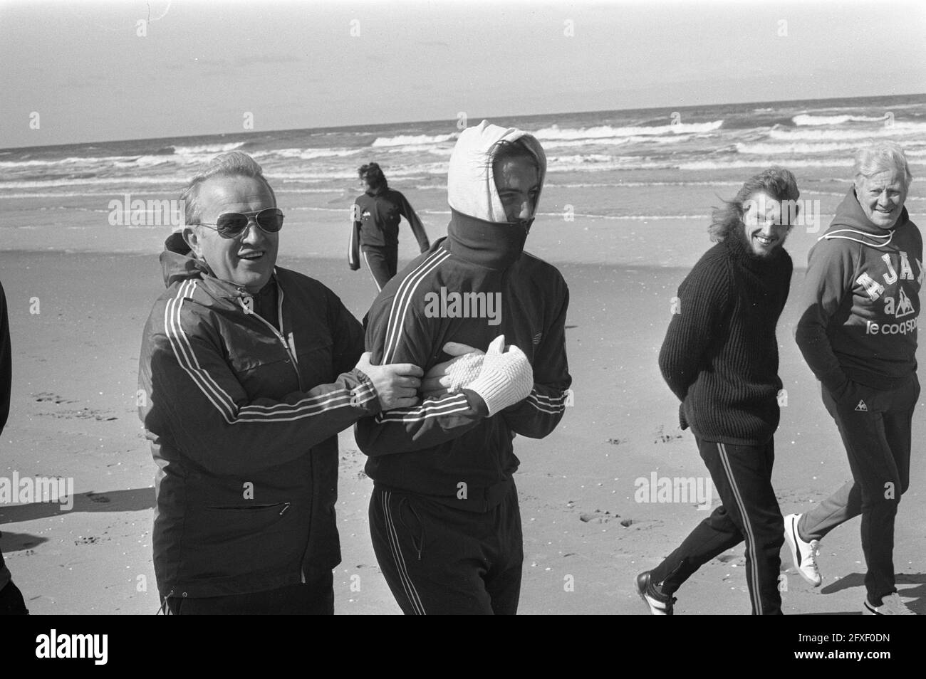 Entraînement Ajax sur la plage de Wassenaar, entraîneur Kovacs et Johan Neeskens (à droite), 10 avril 1973, sports, plages, Formateurs, football, pays-Bas, agence de presse du XXe siècle photo, news to remember, documentaire, photographie historique 1945-1990, histoires visuelles, L'histoire humaine du XXe siècle, immortaliser des moments dans le temps Banque D'Images