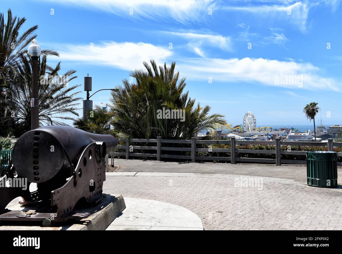 SANTA MONICA, CALIFORNIE - 25 MAI 2021 : Canon de guerre civile dans le parc Palisades avec le quai en arrière-plan. Banque D'Images