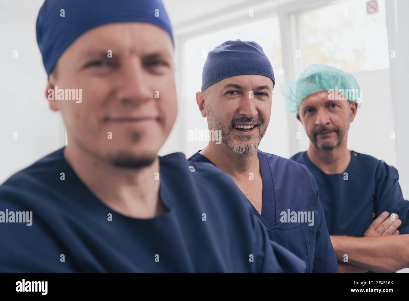 Médecin orthopédique multiethnique devant son équipe médicale à l'appareil photo portant un masque facial Banque D'Images