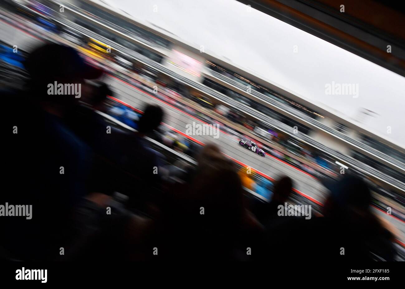 Austin, Texas, États-Unis. 23 mai 2021. Alex Bowman dirige la voiture Hendrick Motorsports Chevrolet vers le bas de l'avant tout droit pendant le Grand Prix EchoPark Automotive Texas le dimanche 23 mai 2021 au circuit of the Americas à Austin, au Texas. Austin McAfee/CSM/Alamy Live News Banque D'Images