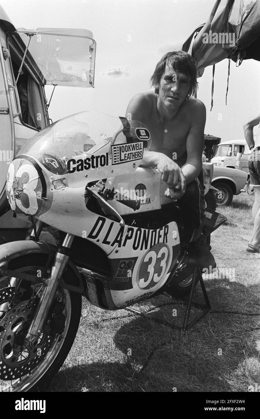 Formation TT Assen, Boet van Dulmen avec moto, 24 juin 1976, motocyclistes, motocycles, motorsports, portraits, pays-Bas, agence de presse du XXe siècle photo, news to remember, documentaire, photographie historique 1945-1990, histoires visuelles, L'histoire humaine du XXe siècle, immortaliser des moments dans le temps Banque D'Images