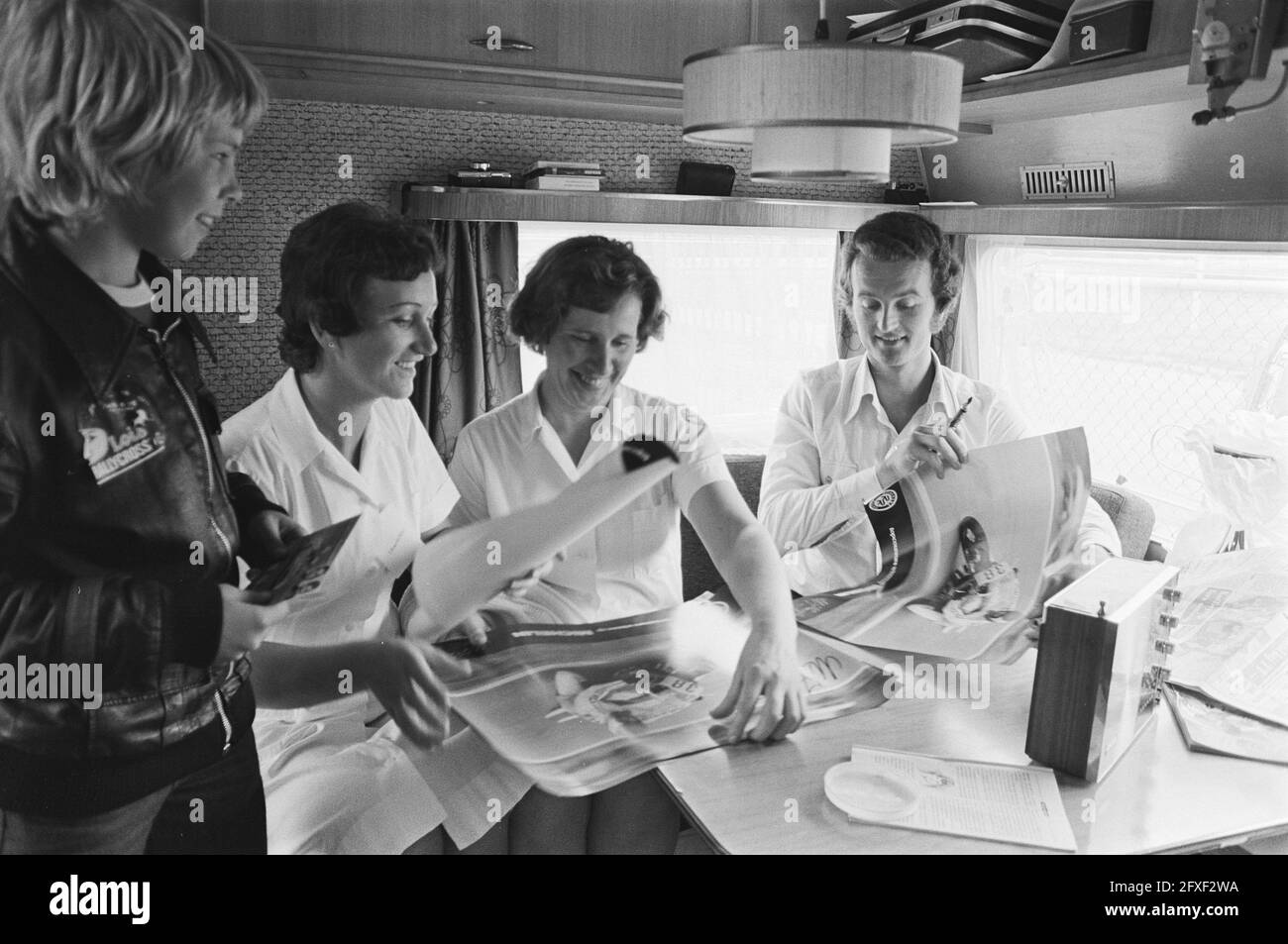 Formation TT à Assen ; Wil Hartog remet des autographes aux infirmières de la Croix-Rouge, 23 juin 1977, motocyclistes, motocyclistes, Infirmières, pays-Bas, Agence de presse du XXe siècle photo, nouvelles à retenir, documentaire, photographie historique 1945-1990, histoires visuelles, L'histoire humaine du XXe siècle, immortaliser des moments dans le temps Banque D'Images