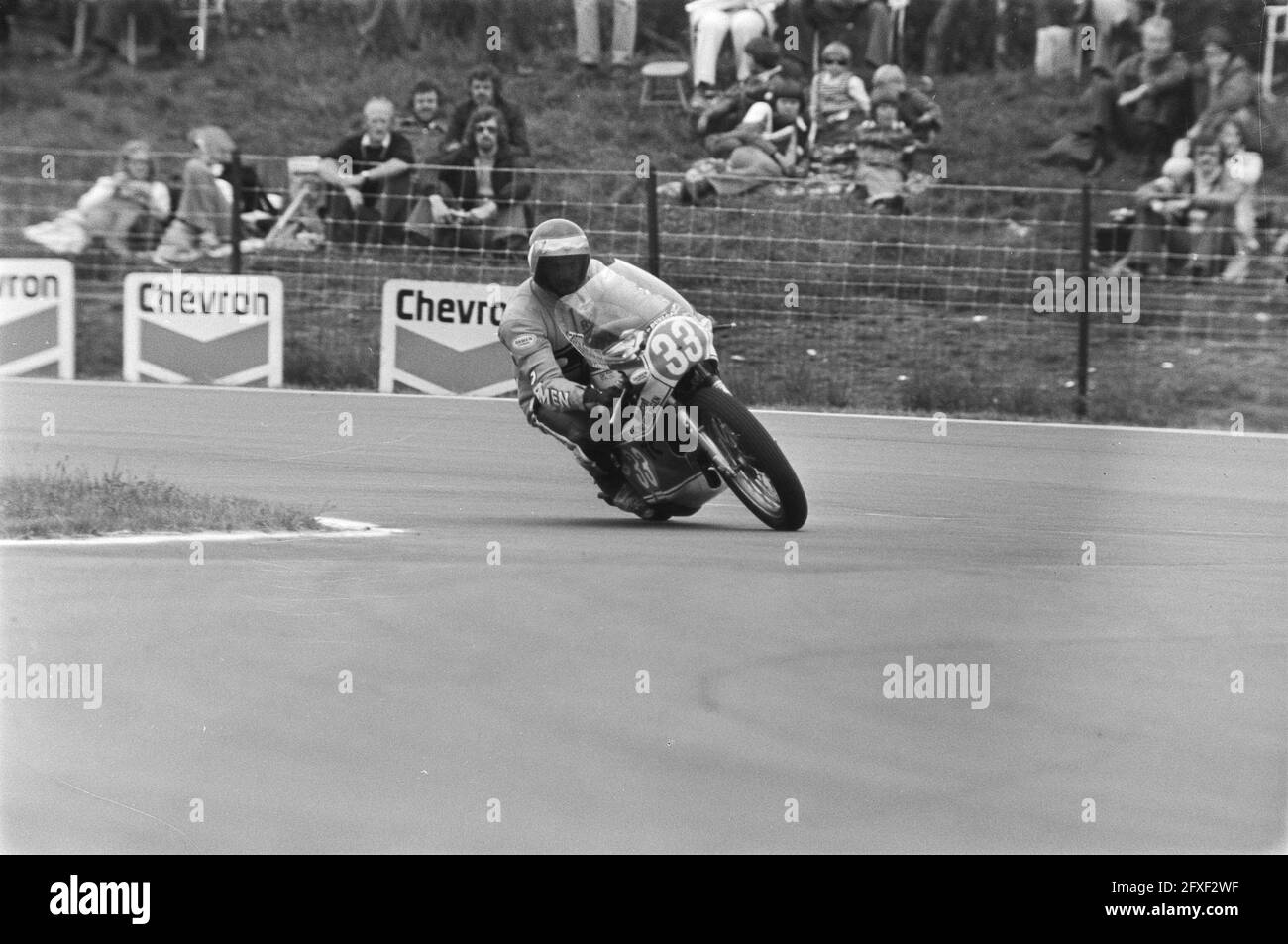 Formation TT à Assen; Rob Bron sur une moto empruntée, 23 juin 1977, motos, courses de moto, motorsport, pays-Bas, Agence de presse du XXe siècle photo, news to remember, documentaire, photographie historique 1945-1990, histoires visuelles, L'histoire humaine du XXe siècle, immortaliser des moments dans le temps Banque D'Images