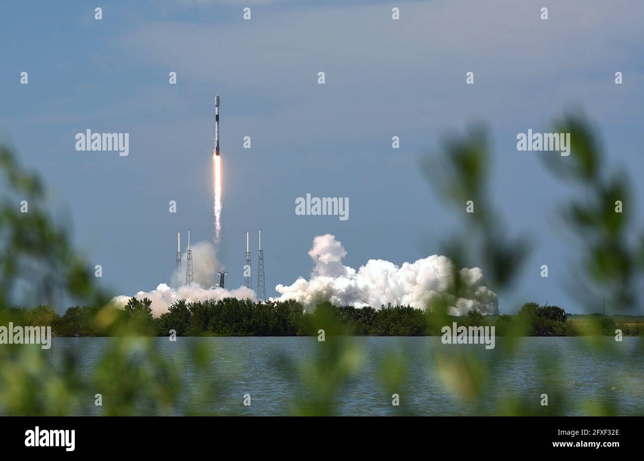 Cape Canaveral, États-Unis. 26 mai 2021. Une fusée SpaceX Falcon 9 s'élève du PAD 40 à la station de la Force spatiale de Cape Canaveral et transporte le 29e lot d'environ 60 satellites dans le cadre du réseau Internet à large bande Starlink de SpaceX. Le premier étage a débarqué avec succès sur un drone dans l'océan Atlantique. Crédit : SOPA Images Limited/Alamy Live News Banque D'Images