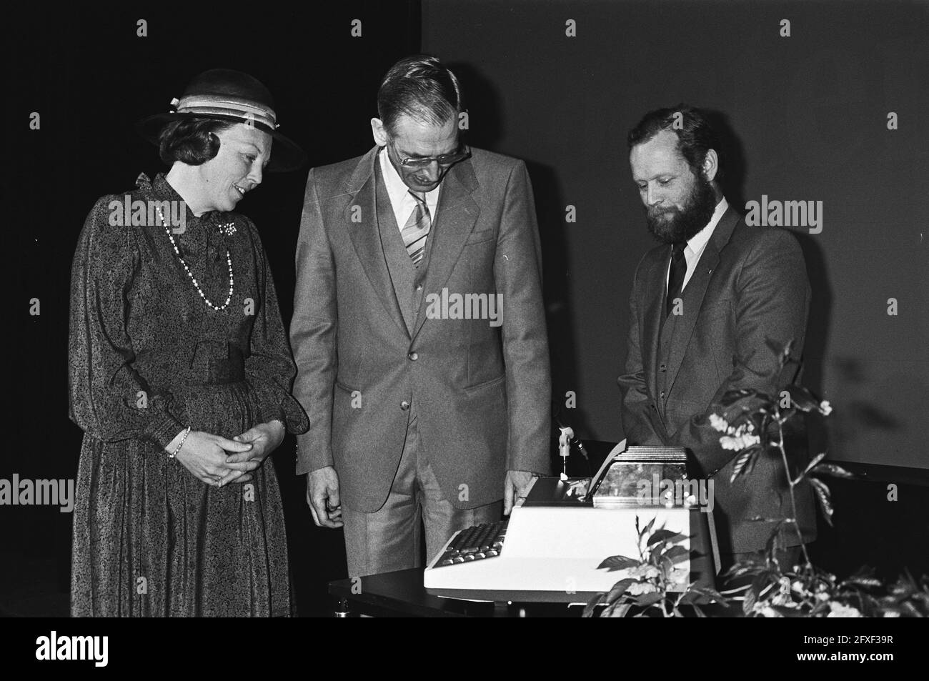La reine Beatrix a assisté à la présentation d'ICODO à Utrecht en exploitant des télex rendus visibles, Beatrix, Van der Hooft (président) et de Stoel (PTT), le 29 avril 1981, télex machines, pays-Bas, agence de presse du xxe siècle photo, nouvelles à retenir, documentaire, photographie historique 1945-1990, histoires visuelles, L'histoire humaine du XXe siècle, immortaliser des moments dans le temps Banque D'Images La reine Beatrix a assisté à la présentation d'ICODO à Utrecht en exploitant des télex rendus visibles, Beatrix, Van der Hooft (président) et de Stoel (PTT), le 29 avril 1981, télex machines, pays-Bas, agence de presse du xxe siècle photo, nouvelles à retenir, documentaire, photographie historique 1945-1990, histoires visuelles, L'histoire humaine du XXe siècle, immortaliser des moments dans le temps Banque D'Images