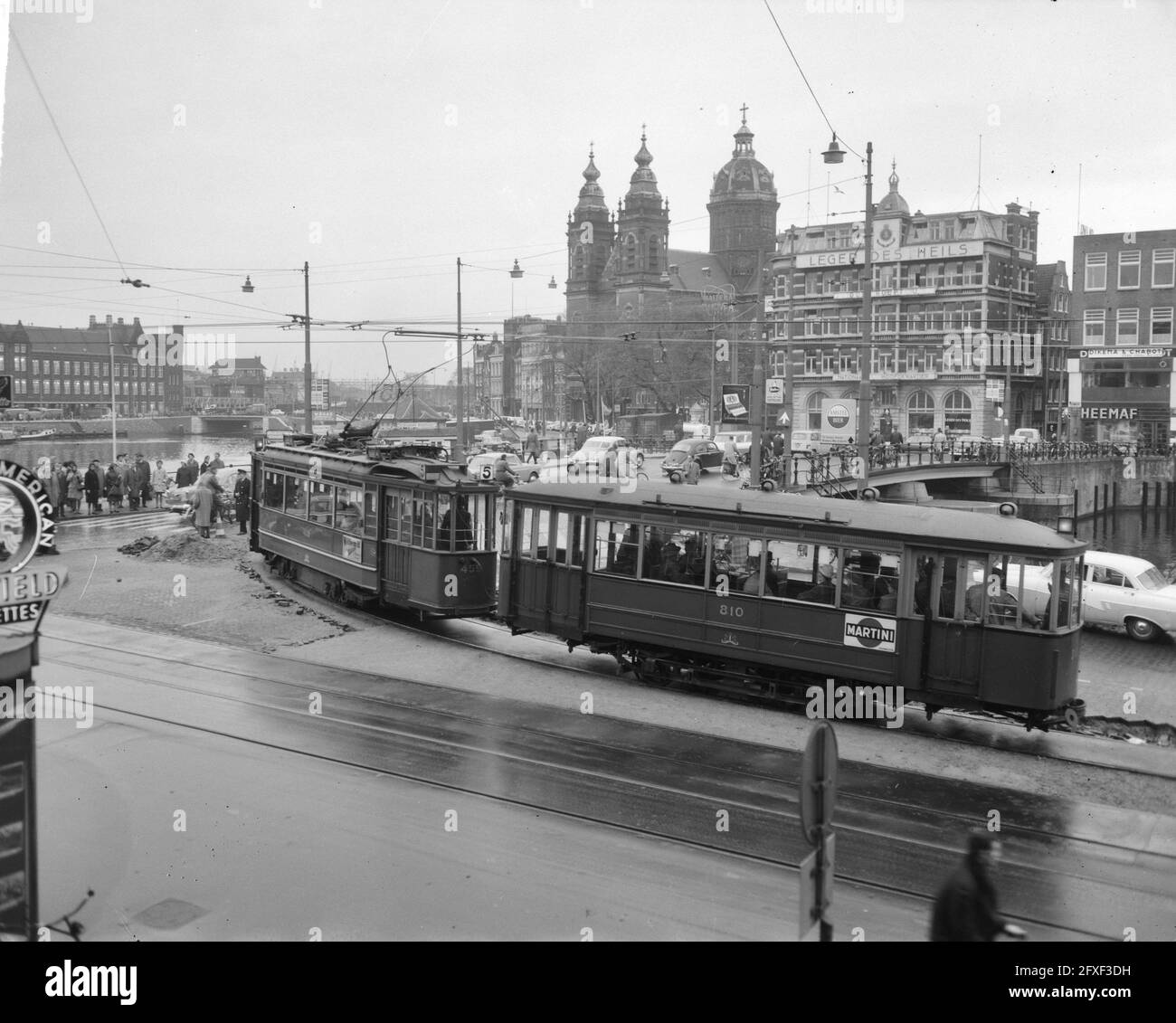 Trams sur une nouvelle boucle à la gare centrale, après l'église Saint-Nicolas, 22 octobre 1963, TRAMS, pays-Bas, agence de presse du xxe siècle photo, nouvelles à retenir, documentaire, photographie historique 1945-1990, histoires visuelles, L'histoire humaine du XXe siècle, immortaliser des moments dans le temps Banque D'Images