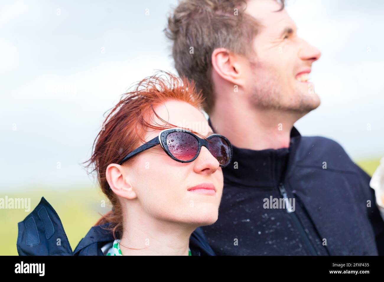 Douche de pluie d'été en couple au niveau du littoral de la mer du Nord Banque D'Images