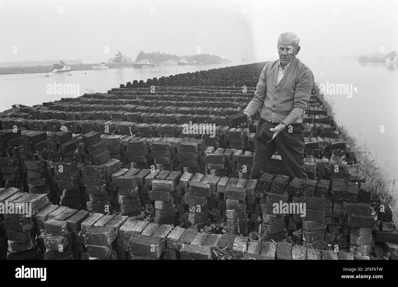 Tourbière Van der Wild à l'œuvre sur l'île de Vinkeveen, affectation Parool, 22 juillet 1972, îles, Petourbe cutters, pays-Bas, agence de presse du XXe siècle photo, news to remember, documentaire, photographie historique 1945-1990, histoires visuelles, L'histoire humaine du XXe siècle, immortaliser des moments dans le temps Banque D'Images