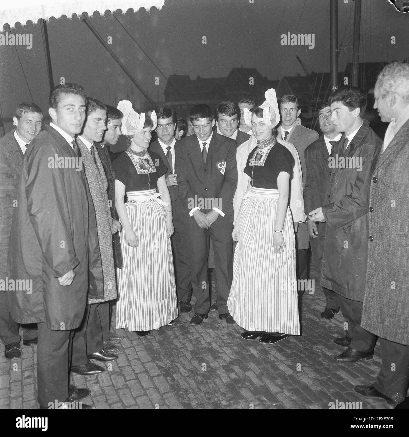 Les participants turcs à un tournoi international de jeunes, les filles de Volendam attirent l'attention des Turcs, 26 mars 1964, FILLES, attention, Participants, pays-Bas, Agence de presse du XXe siècle photo, nouvelles à retenir, documentaire, photographie historique 1945-1990, histoires visuelles, L'histoire humaine du XXe siècle, immortaliser des moments dans le temps Banque D'Images