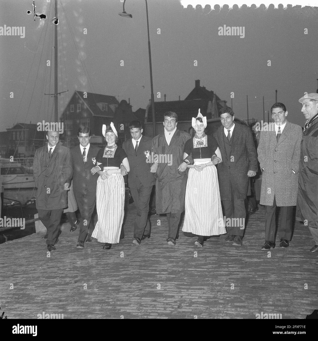 Participants turcs à un tournoi international de jeunes avec les jeunes filles de Volendam, 26 mars 1964, FILLES, participants, Pays-Bas, Agence de presse du XXe siècle photo, nouvelles à retenir, documentaire, photographie historique 1945-1990, histoires visuelles, L'histoire humaine du XXe siècle, immortaliser des moments dans le temps Banque D'Images