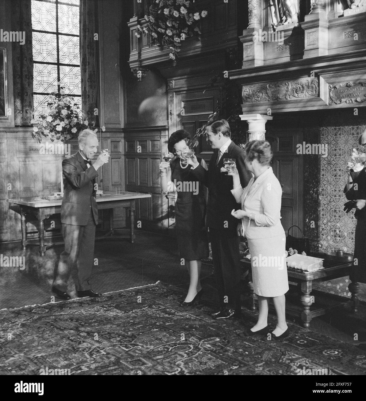La princesse Beatrix et son fiancé Claus von Amsberg lors d'une visite à Den Bosch; le couple engagé tout en levant un verre, 15 décembre 1965, boissons alcoolisées, visites, Princesses, pays-Bas, agence de presse du XXe siècle photo, news to remember, documentaire, photographie historique 1945-1990, histoires visuelles, L'histoire humaine du XXe siècle, immortaliser des moments dans le temps Banque D'Images