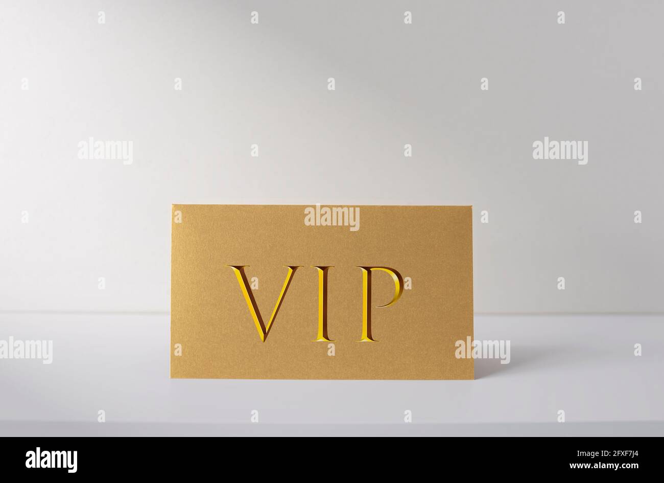 Carte VIP dorée sur le bureau blanc, carte d'identité pour les personnes VIP, image de concept d'affaires Banque D'Images