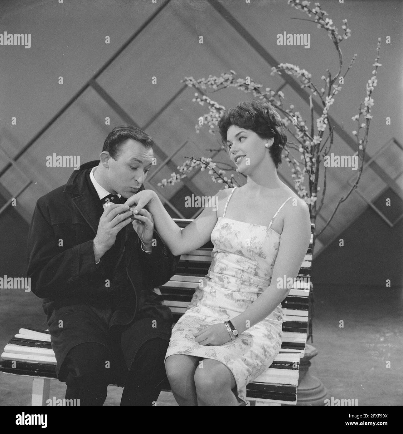 TV Wama show Rene van Vooren et Mitzy Fieland, 11 juin 1962, pays-Bas, agence de presse du XXe siècle photo, news to Remember, documentaire, photographie historique 1945-1990, histoires visuelles, L'histoire humaine du XXe siècle, immortaliser des moments dans le temps Banque D'Images