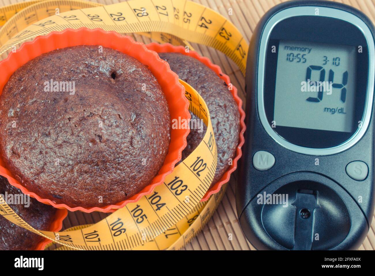 Glucometre Avec Le Resultat De La Mesure Du Taux De Sucre Muffins Au Chocolat Frais Et Metre Ruban Diabete Amincissement Et Dessert Pour Differentes Occasions Photo Stock Alamy