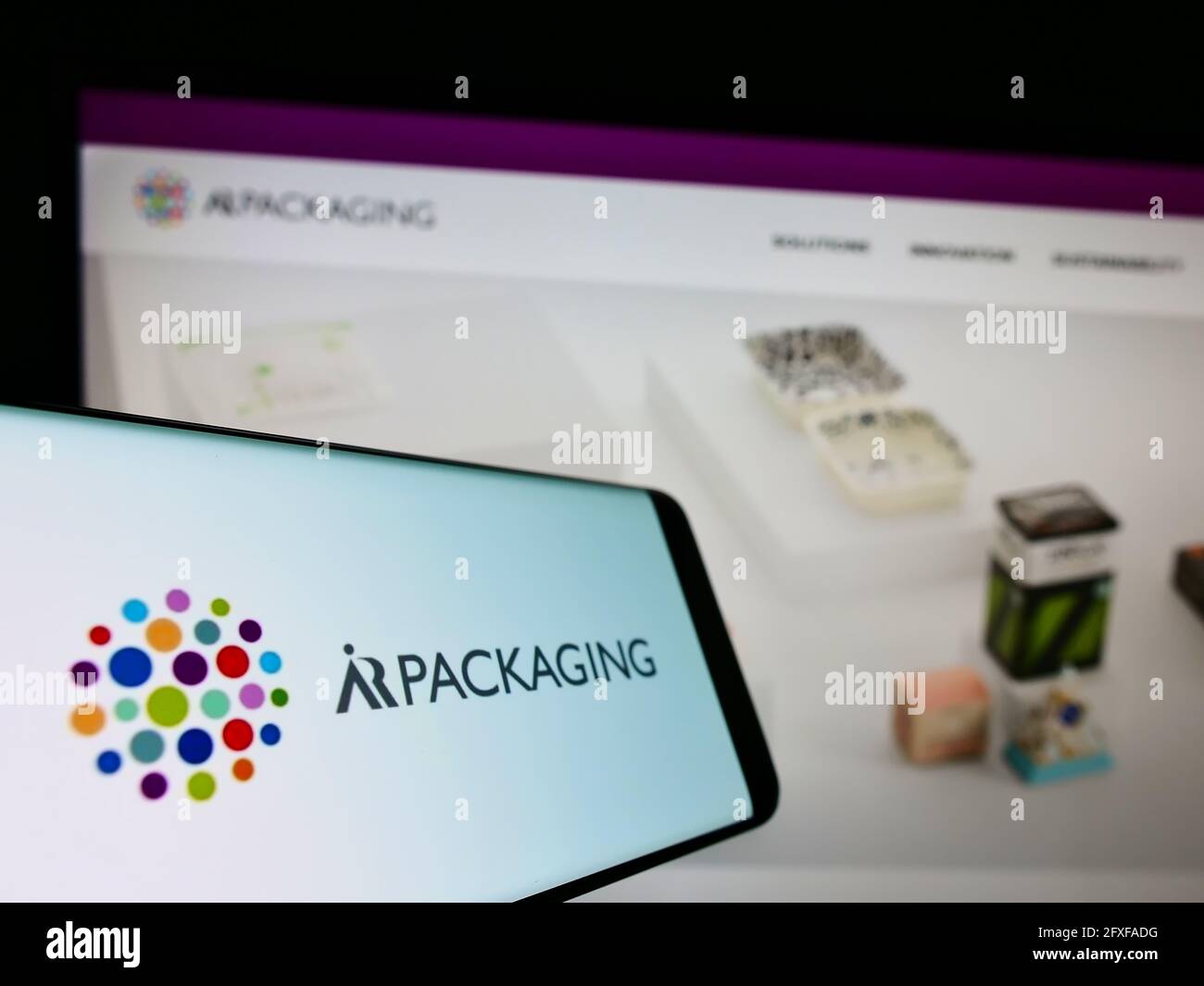 Téléphone portable avec logo de la société suédoise AR Packaging Group AB sur écran en face du site web d'affaires. Mise au point au centre-gauche de l'écran du téléphone. Banque D'Images