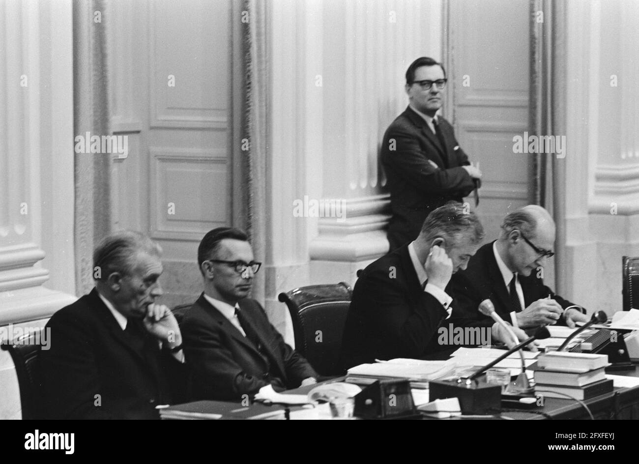 La Chambre des représentants examine les lettres du Ministère des affaires sociales, des affaires économiques et du logement concernant Groningen-est; la table du gouvernement et la position, le 27 janvier 1971, Politics, pays-Bas, agence de presse du xxe siècle photo, nouvelles à retenir, documentaire, photographie historique 1945-1990, histoires visuelles, L'histoire humaine du XXe siècle, immortaliser des moments dans le temps Banque D'Images