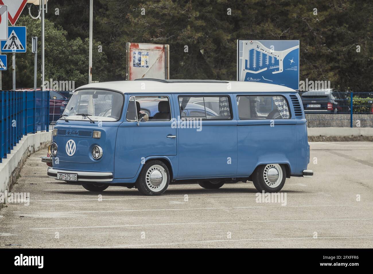 ZADAR, CROATIE - 16 mai 2021 : Volkswagen T2, transporteur de type 2, fourgonnette d'époque des années 1960, vw bus Banque D'Images