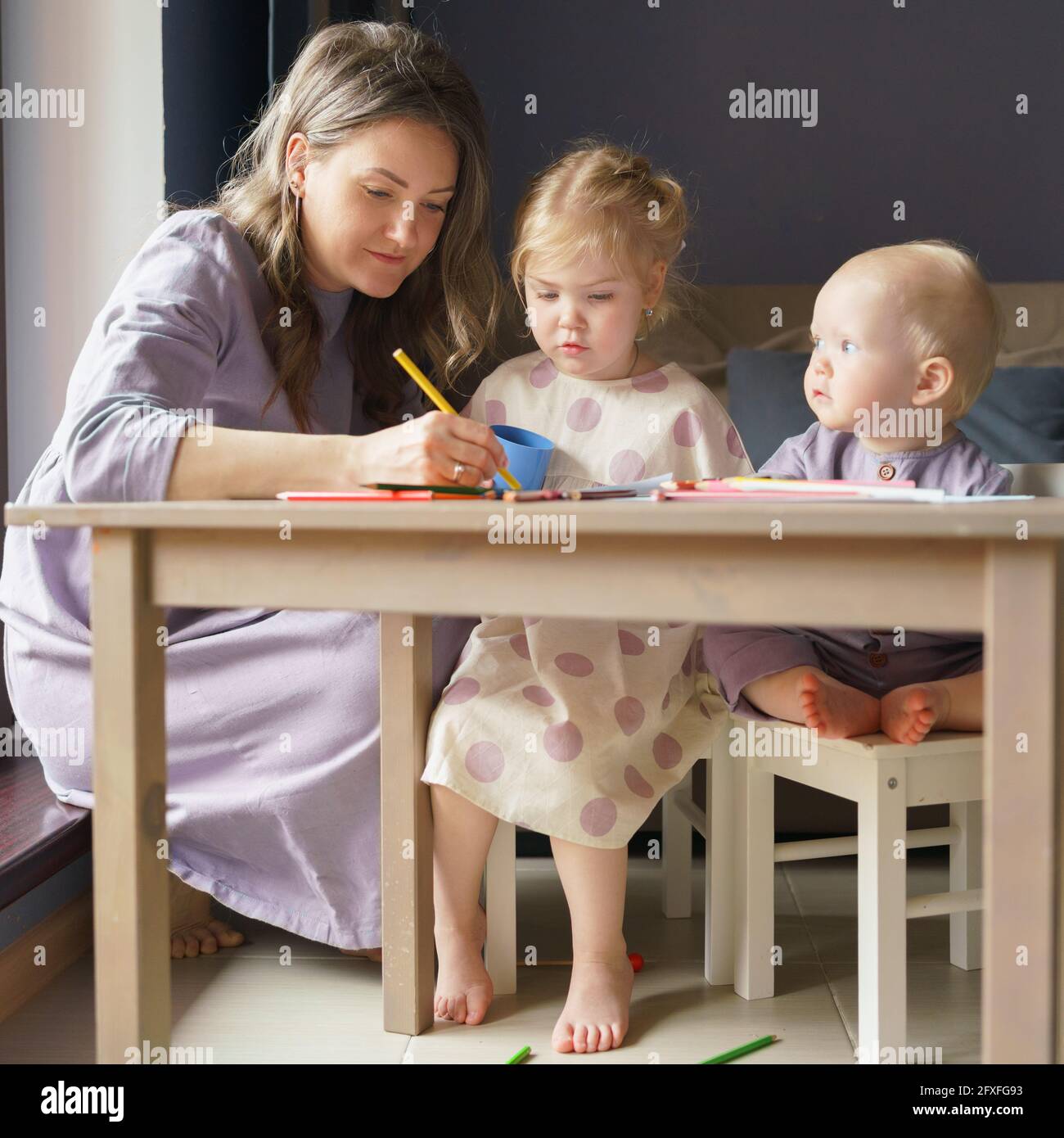 Jeune Mere Aimante Dessin Avec Des Crayons De Couleur Avec Deux Adorables Petits Enfants Tout En Passant Du Temps Libre A La Maison Bonne Maman Enseignant Petite Fille Et Bebe Garcon Fils
