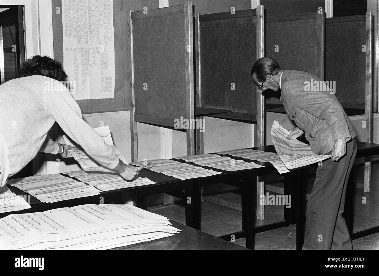 Élections à la Chambre basse 1981; les urnes sont vidées après que tous les votes ont été exprimés; les votes sont comptés, 26 mai 1981, VOTE, Elections, pays-Bas, Agence de presse du XXe siècle photo, news to remember, documentaire, photographie historique 1945-1990, histoires visuelles, L'histoire humaine du XXe siècle, immortaliser des moments dans le temps Banque D'Images