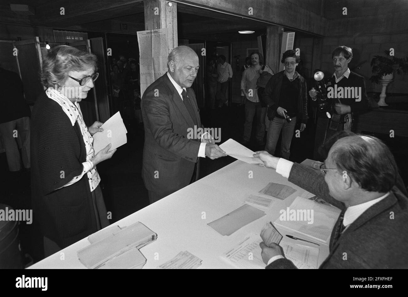 Élections à la Chambre basse 1981; Den Uyl et son épouse ont voté, 26 mai 1981, VOTES, élections, femmes, Pays-Bas, Agence de presse du XXe siècle photo, nouvelles à retenir, documentaire, photographie historique 1945-1990, histoires visuelles, L'histoire humaine du XXe siècle, immortaliser des moments dans le temps Banque D'Images