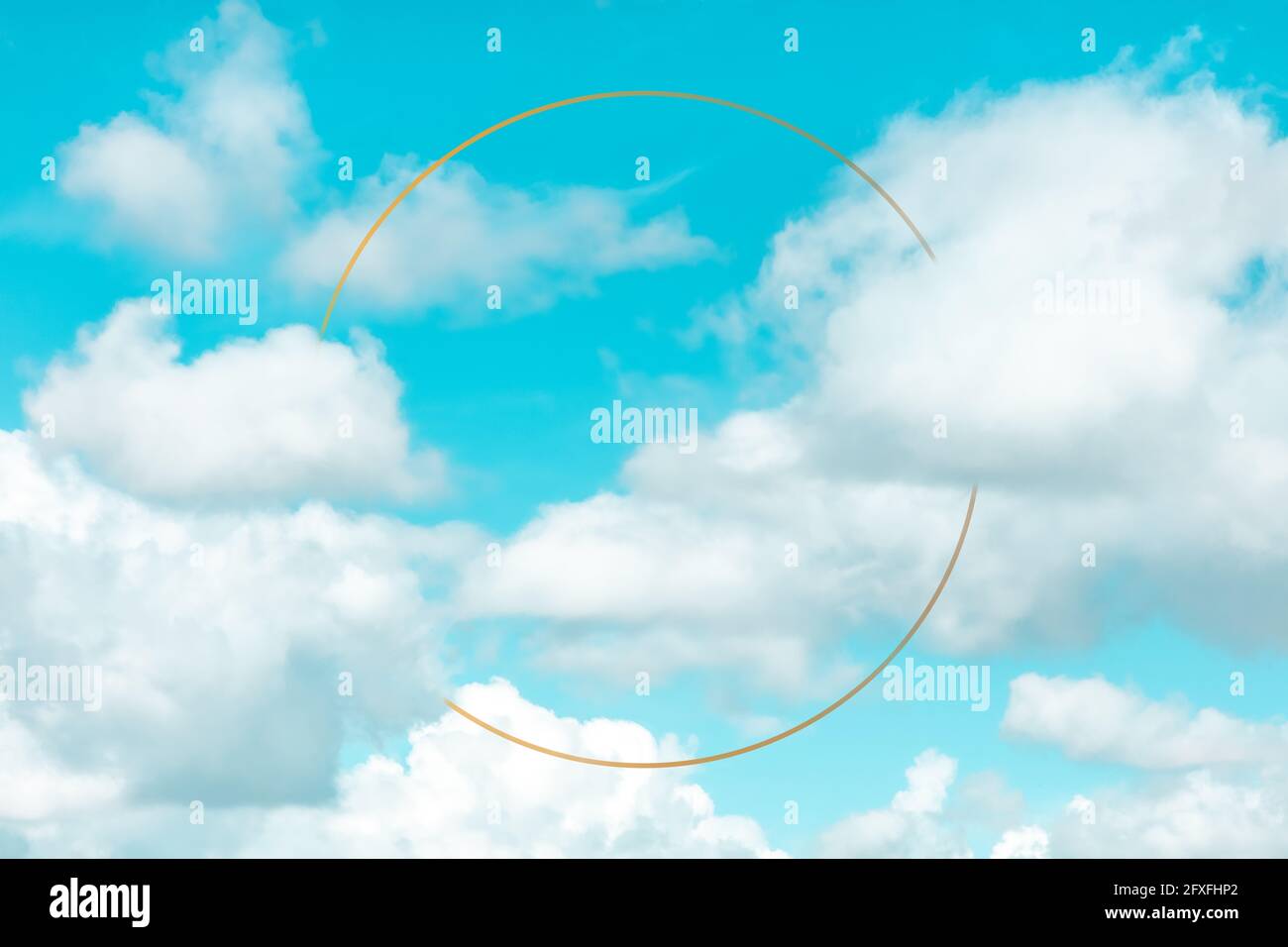 Ciel bleu avec des nuages blancs et un cadre doré, un modèle de conception avec un emplacement pour le texte Banque D'Images