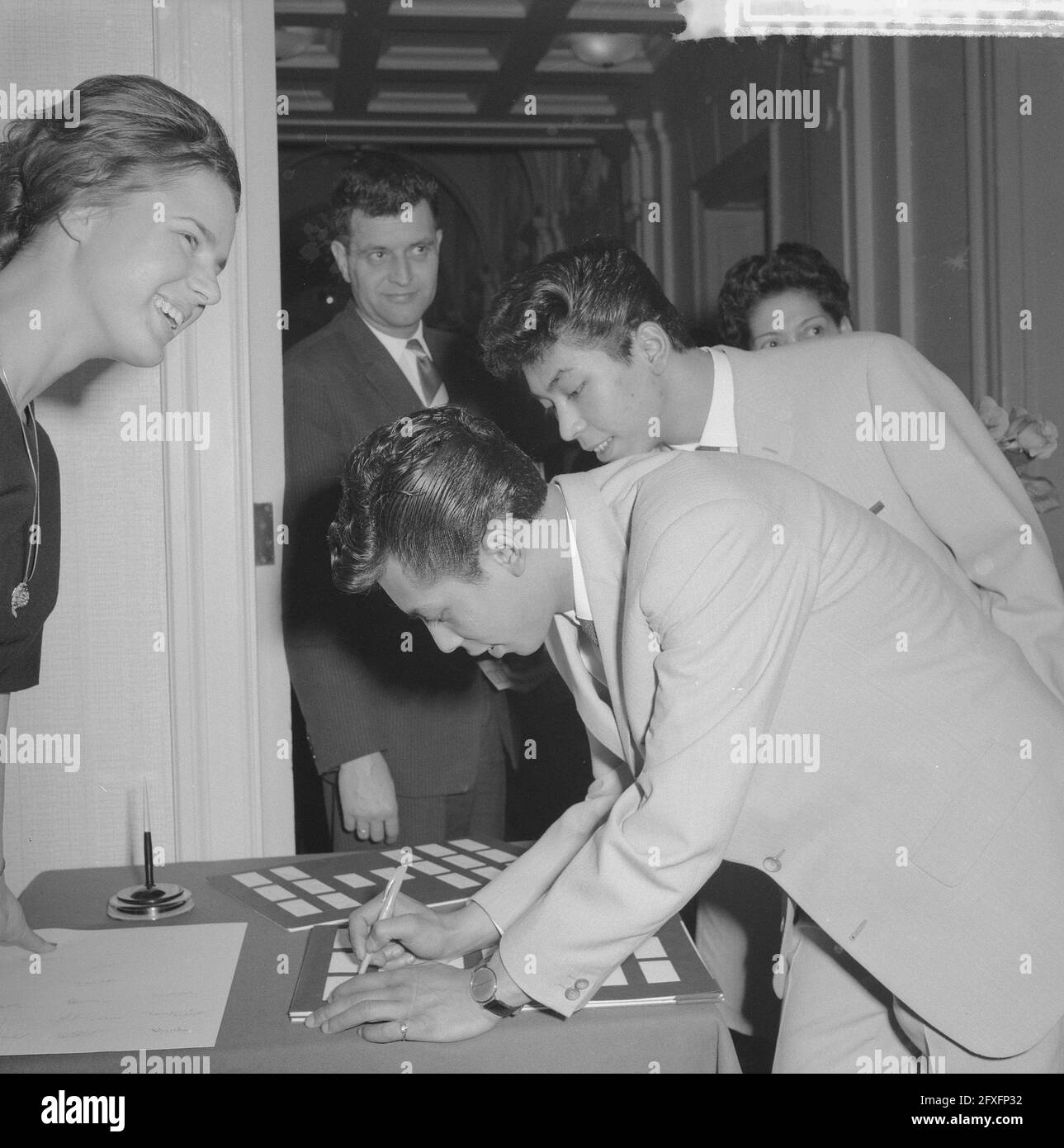 Attribution d'une plaque de platine avec diamants aux Blue Diamonds, 14 mars 1961, récompenses, plaques de platine, Pays-Bas, Agence de presse du XXe siècle photo, nouvelles à retenir, documentaire, photographie historique 1945-1990, histoires visuelles, L'histoire humaine du XXe siècle, immortaliser des moments dans le temps Banque D'Images