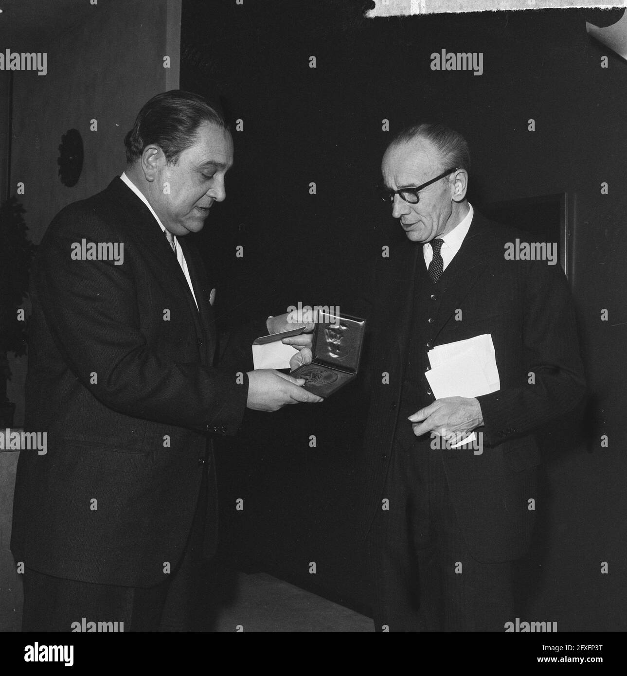 Présentation du Prix Pierre Bayle. Jacques den Haan reçoit le prix de m. E. Straat à Rotterdam Schouwburg, 14 décembre 1963, présentations, réceptions, Prix, théâtres, pays-Bas, agence de presse du XXe siècle photo, news to remember, documentaire, photographie historique 1945-1990, histoires visuelles, L'histoire humaine du XXe siècle, immortaliser des moments dans le temps Banque D'Images