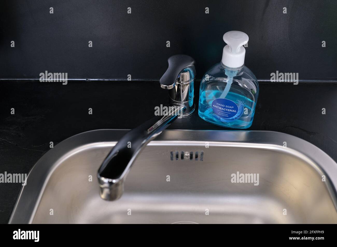 savon antibactérien pour les mains pour le lavage et la désinfection des virus et bactéries prêtes à l'emploi pendant une pandémie virale Banque D'Images