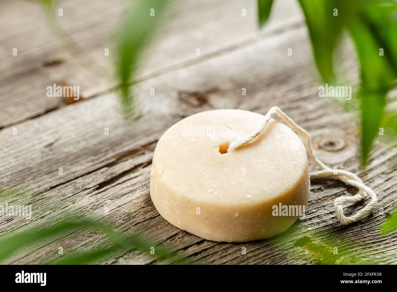 Barre de shampooing, savon naturel à base de plantes ou savon à lessive sur fond de bois. Produit écologique durable. Salle de bains sans déchets. Banque D'Images